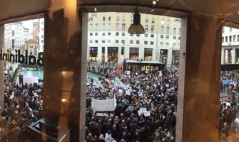 Musulmani in piazza a Milano per dire No alla violenza